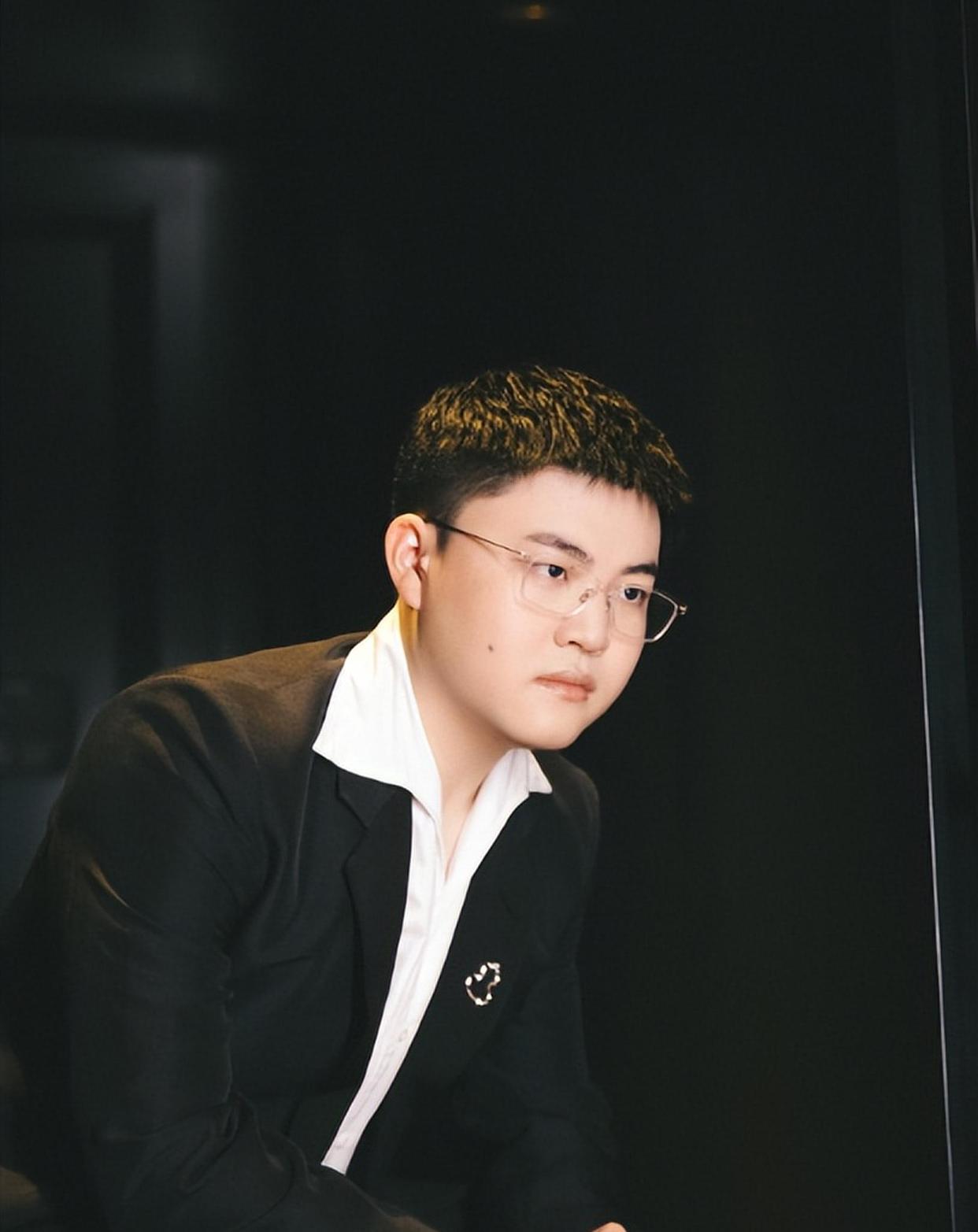 刷新纪录引发热议！，Uzi在MAD比赛中反败为胜热度持续攀升的简单介绍